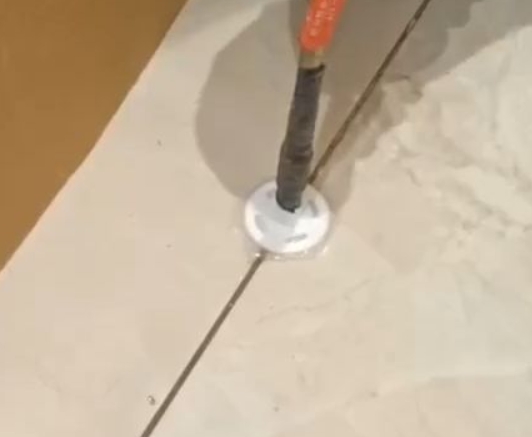 凯里瓷砖空鼓维修公司专业解答瓷砖在铺贴过程中，如果没有涂抹均匀到位的粘结材料（如水泥砂浆或瓷砖胶），可能会导致以下问题