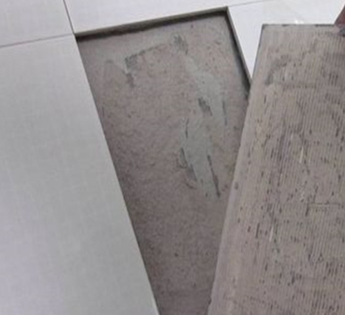凯里瓷砖空鼓维修公司分享瓷砖铺贴时如果打浆（即涂抹在瓷砖背面和基层上的砂浆或瓷砖胶）过少，会带来以下问题